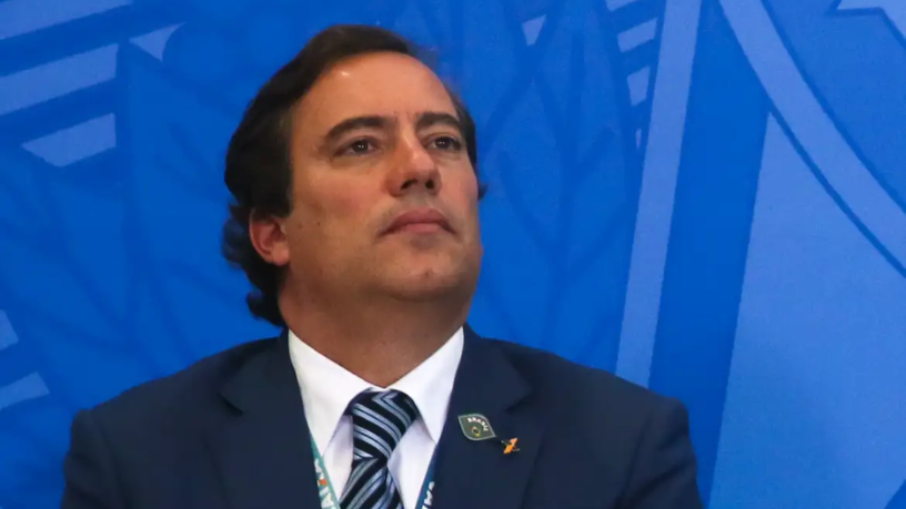 Os efeitos econômicos de sediar a Copa do Mundo são avaliados por Pedro Duarte Guimarães, destacando desafios e oportunidades para as nações anfitriãs.