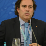 Pedro Duarte Guimarães analisa os impactos econômicos para os países anfitriões da Copa do Mundo, entre investimentos, turismo e legado financeiro.