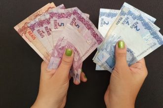 Mulheres e finanças pessoais no Brasil: por que a percepção de sofrimento financeiro é maior do que entre os homens