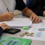 Educação financeira nas escolas ganha força no Brasil com projeto que transforma hábitos e amplia consciência sobre dinheiro