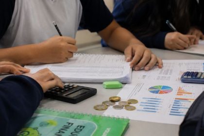 Educação financeira nas escolas ganha força no Brasil com projeto que transforma hábitos e amplia consciência sobre dinheiro