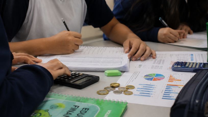 Educação financeira nas escolas ganha força no Brasil com projeto que transforma hábitos e amplia consciência sobre dinheiro