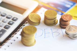 Selic cai para 14,25% ao ano: o que muda para quem tem dívidas, financiamentos e investimentos?