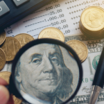 Inflação, juros e dólar em 2026: como os últimos dados da economia brasileira reposicionam os investimentos em renda fixa e variável